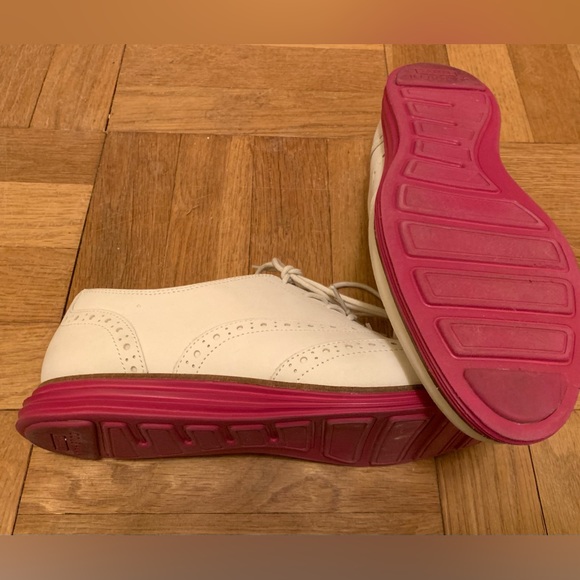 Cole Haan women’s loafers. Size 8.5. Cream leather and hot pink soles/lining - Picture 4 of 4